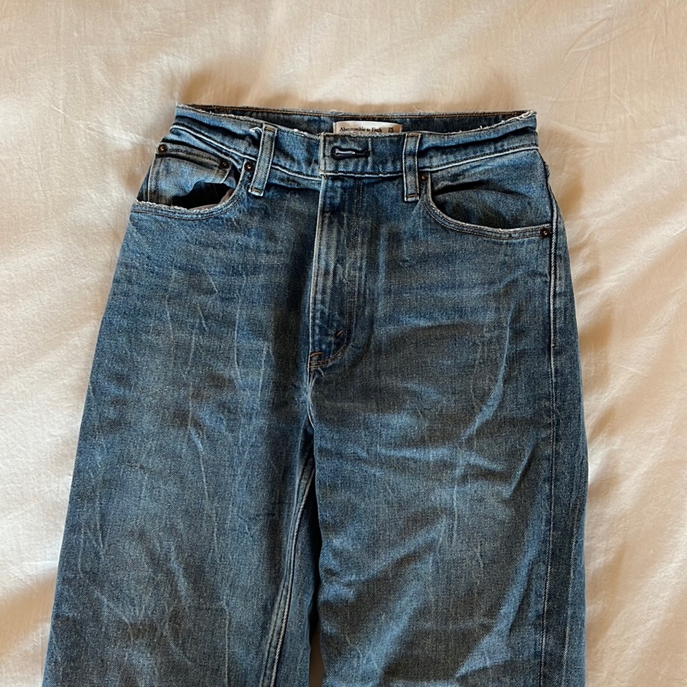 Abercrombie 90’s Straight Ultra High Rise jeans